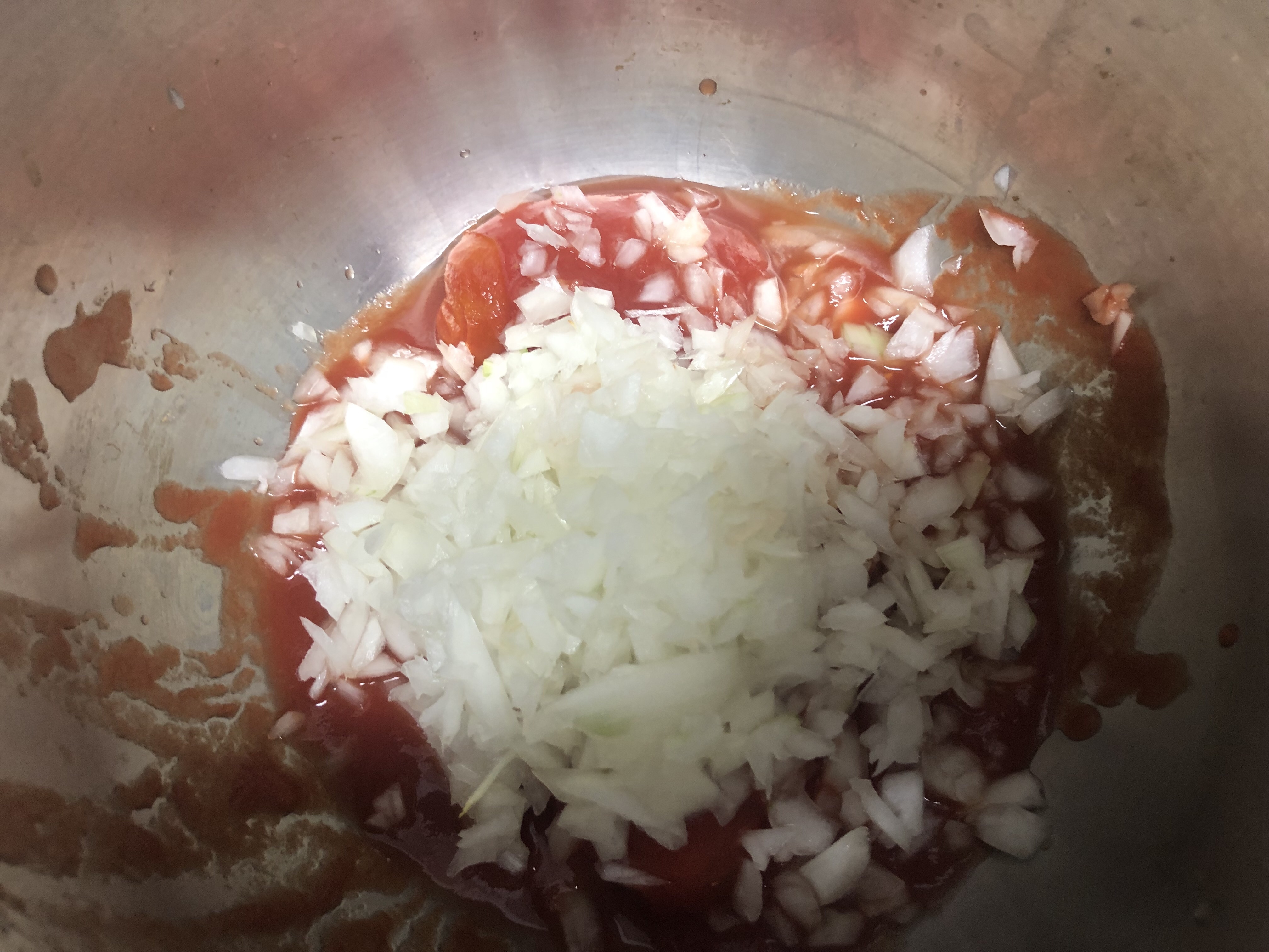 ホットクックでキーマカレー、玉ねぎとトマトを下にして内鍋に入れる