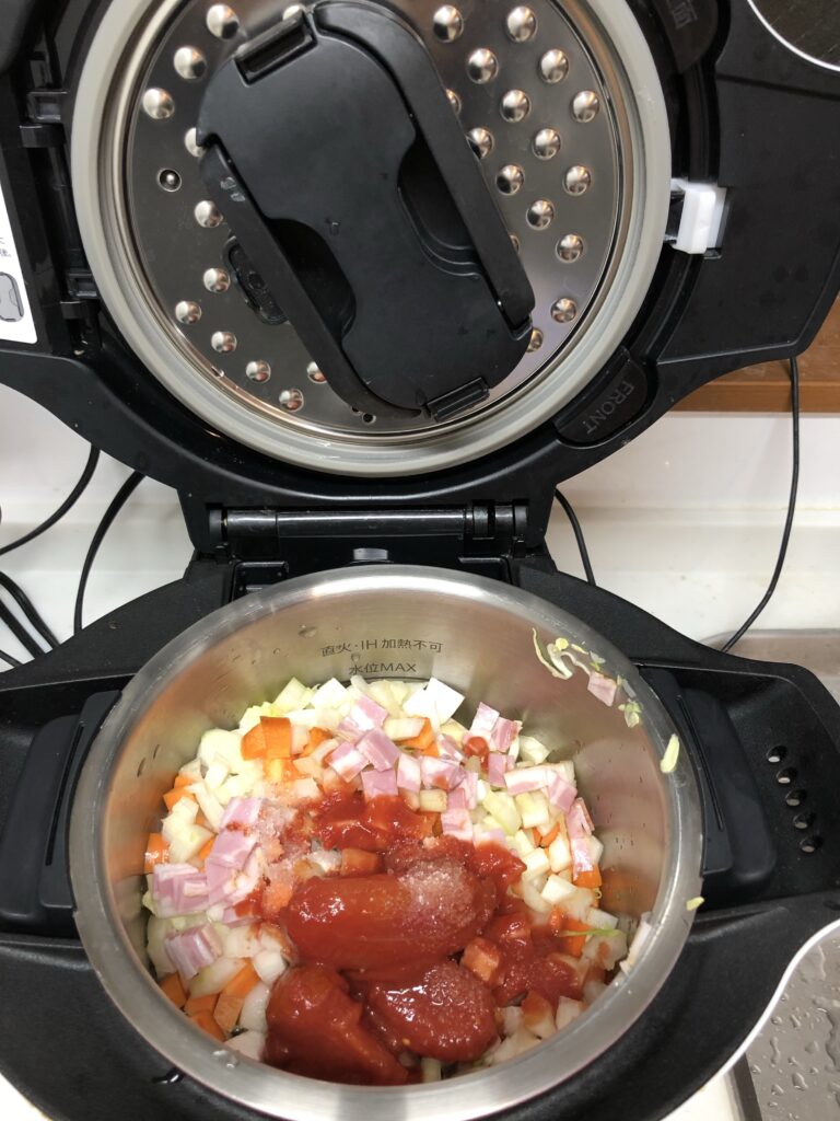 ホットクックでトマト缶で作る味付け塩だけミネストローネ加熱前